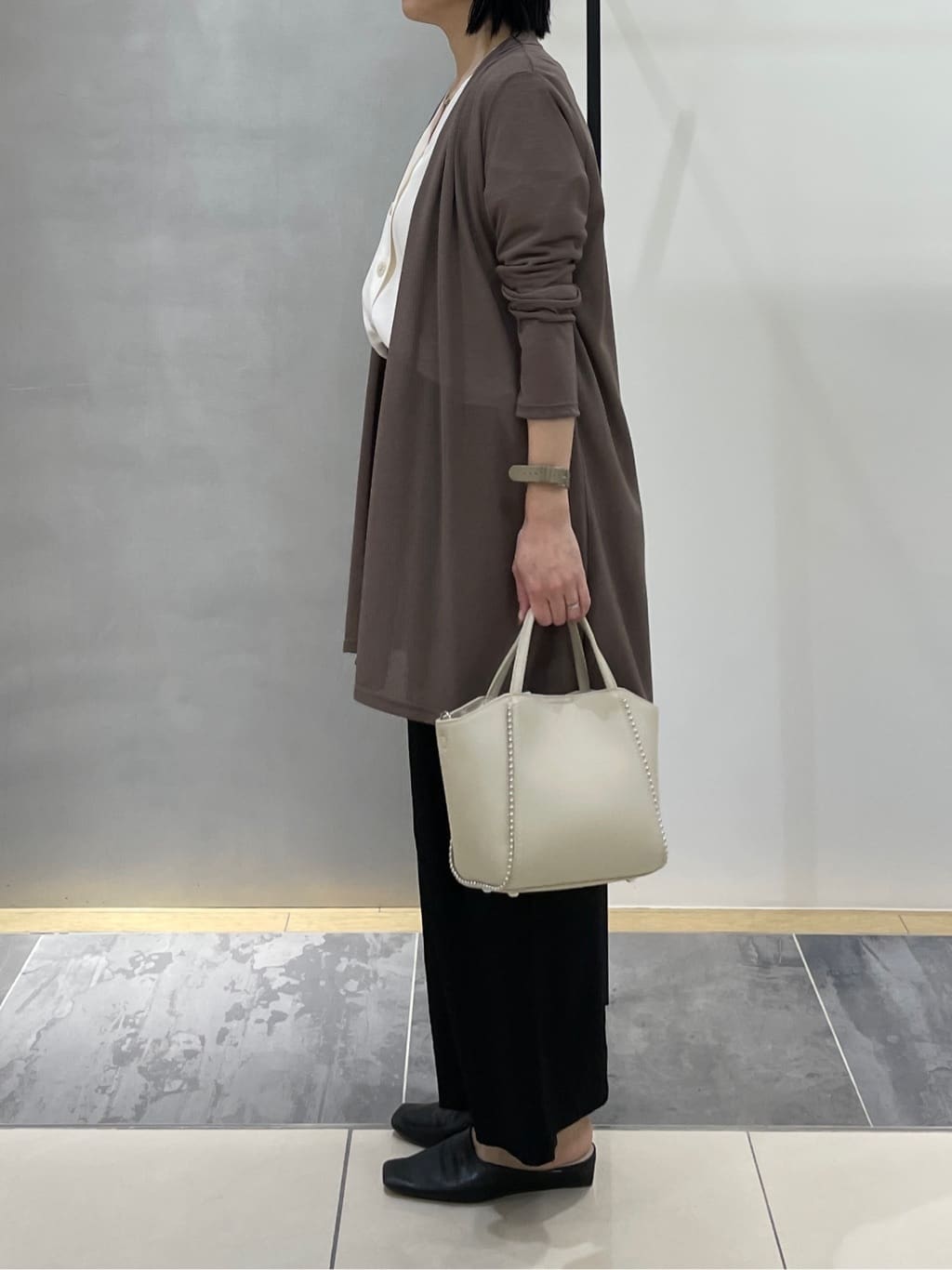 shihoさんの「INDIVI｜【洗える／アンサンブル可能】シアーストライプカーディガン」を使ったコーディネート