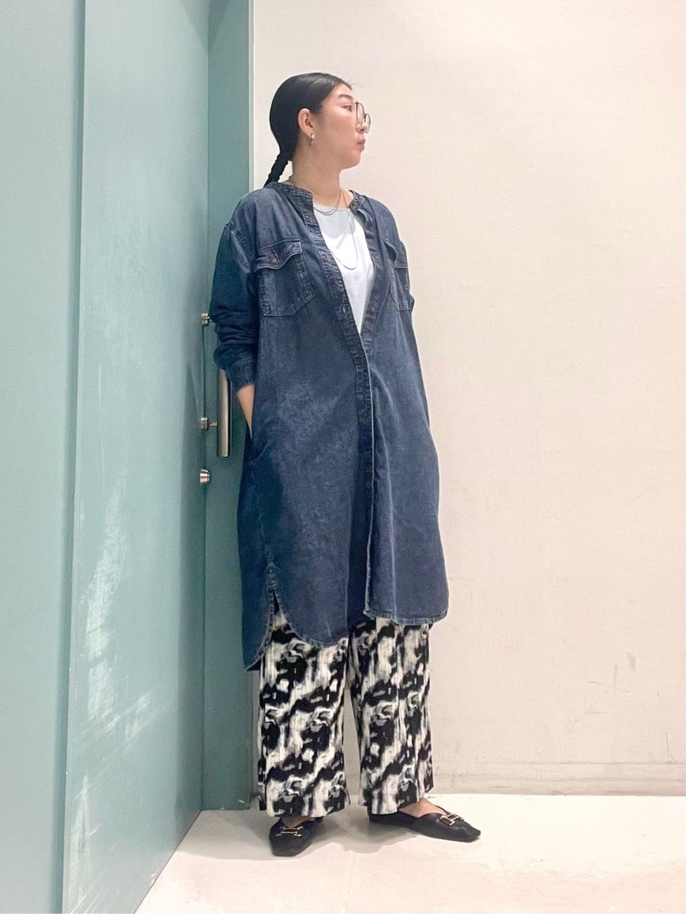 machiさんの「SHOO･LA･RUE｜【ライトオンスデニム/S-LL/体型カバー】首元すっきり ワンピにもなるロングデニムシャツ」を使ったコーディネート