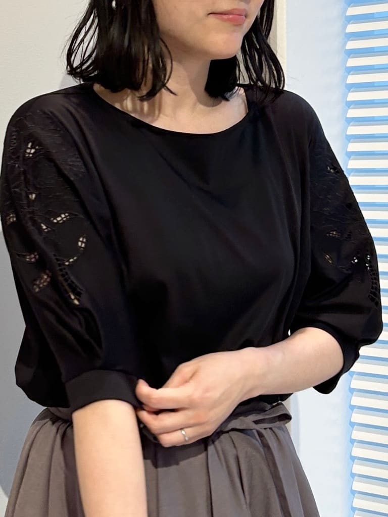 shinoさんの「Couture brooch｜【接触冷感・UVカット】エンブロドルマントップス」を使ったコーディネート