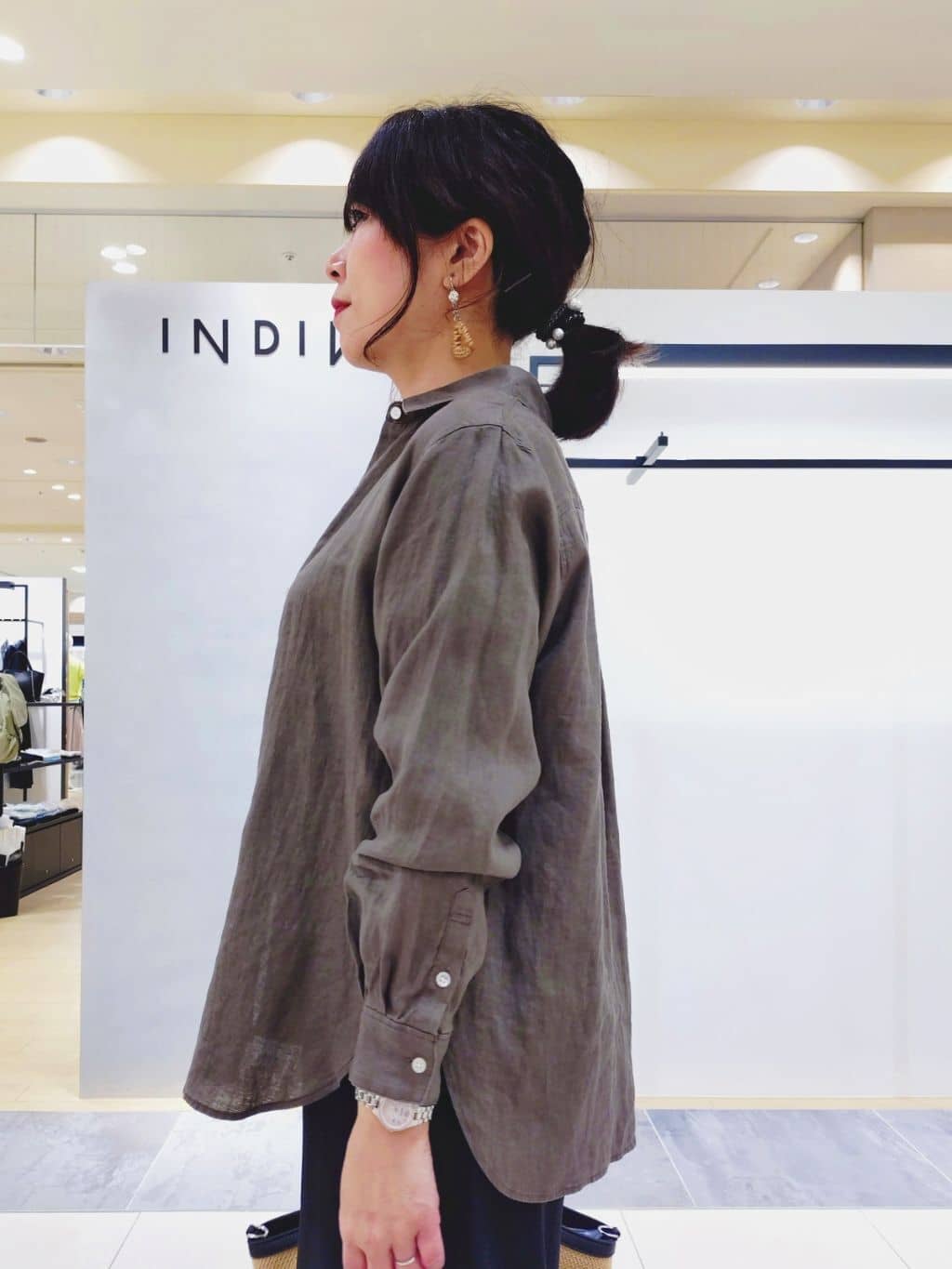 TOMOMIさんの「INDIVI｜【2WAY】ペーパーミドルバッグ」を使ったコーディネート