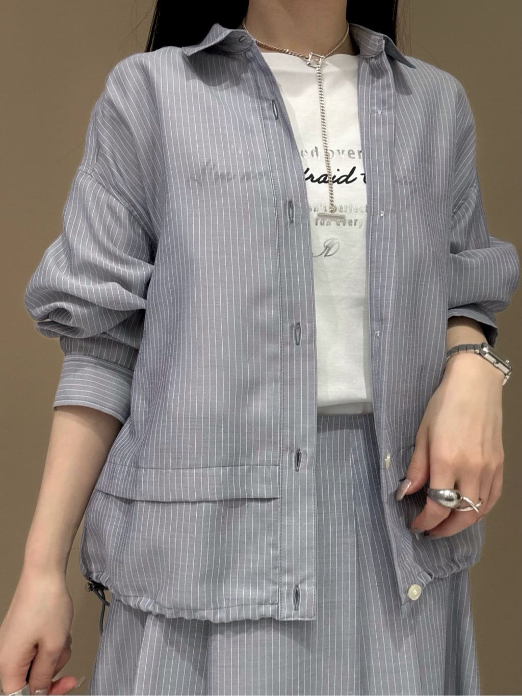 KEIKOさんの「INDIVI｜【接触冷感／洗える／2WAY】ドロスト付 シアーシャンブレーシャツ」を使ったコーディネート
