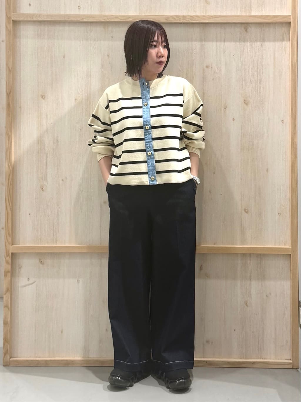 nanaさんの「THE SHOP TK｜【羽織るだけでこなれ感を演出】デニム切替カーディガン」を使ったコーディネート