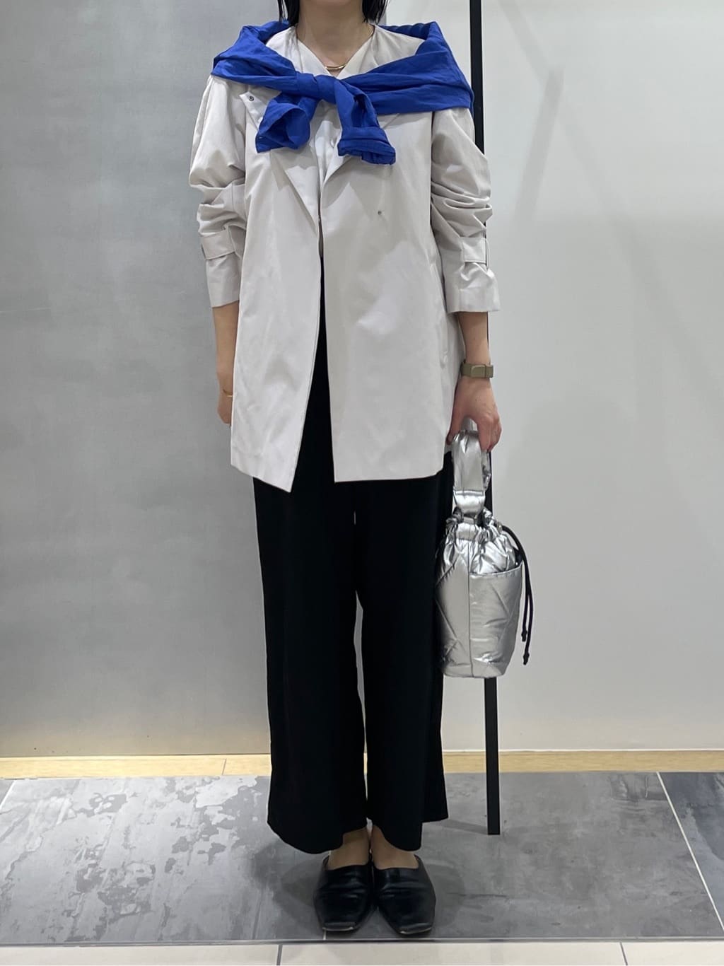 shihoさんの「INDIVI｜【撥水/軽量】ミドル丈 ミニマルトレンチコート」を使ったコーディネート