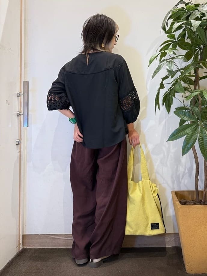 misakiさんの「SHOO･LA･RUE｜【洗濯機可/7分袖】インせず着られる 透かし編み柄が上品な レース切替シャツ」を使ったコーディネート
