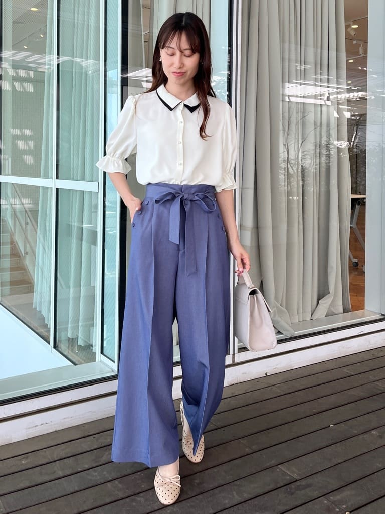 はばさんの「Couture brooch｜【通勤・洗える】配色ダブルカラー ブラウス」を使ったコーディネート