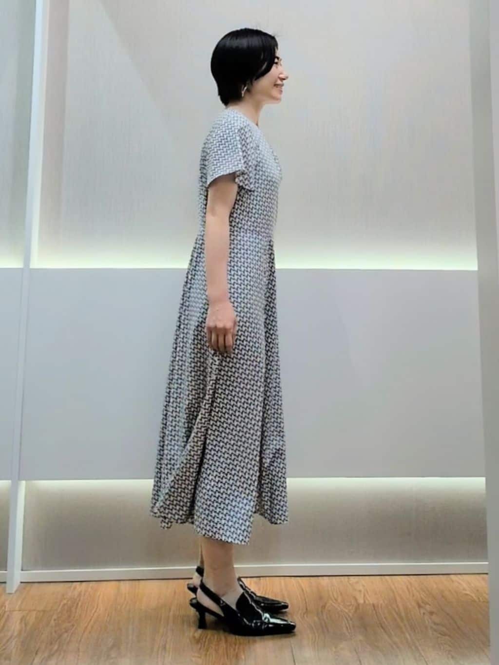 ミズタさんの「UNTITLED｜【美シルエット/洗える】ジオメプリントワンピース」を使ったコーディネート