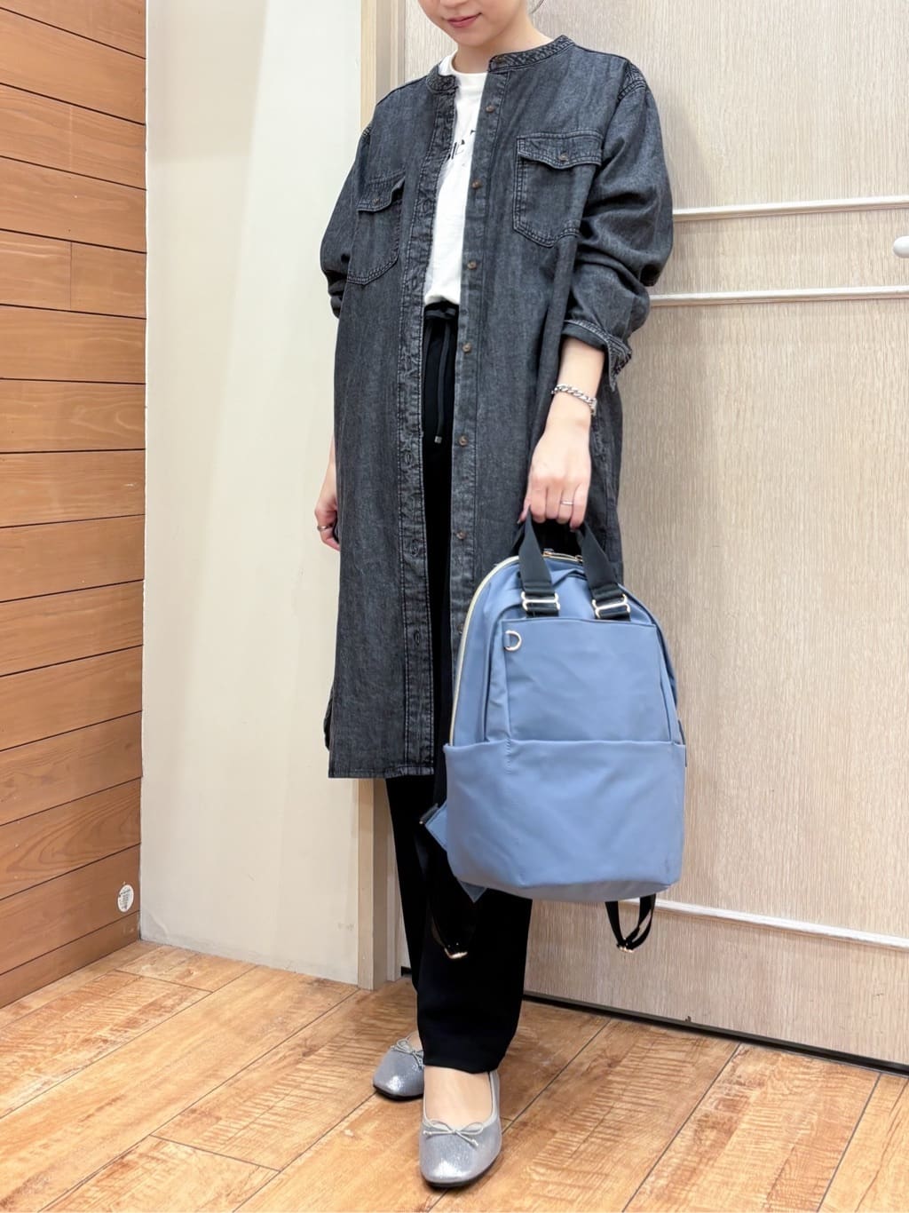 なみさんの「SHOO･LA･RUE｜【ライトオンスデニム/S-LL/体型カバー】首元すっきり ワンピにもなるロングデニムシャツ」を使ったコーディネート