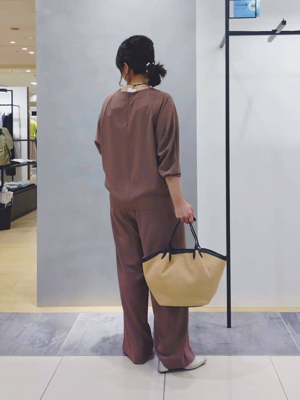 TOMOMIさんの「INDIVI｜【接触冷感／透湿／着る日傘】イージーワイドパンツ」を使ったコーディネート