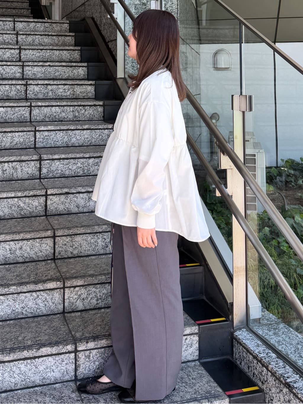 HANNAさんの「OPAQUE.CLIP｜ブラウス風Vネックカーディガン【洗濯機OK】」を使ったコーディネート
