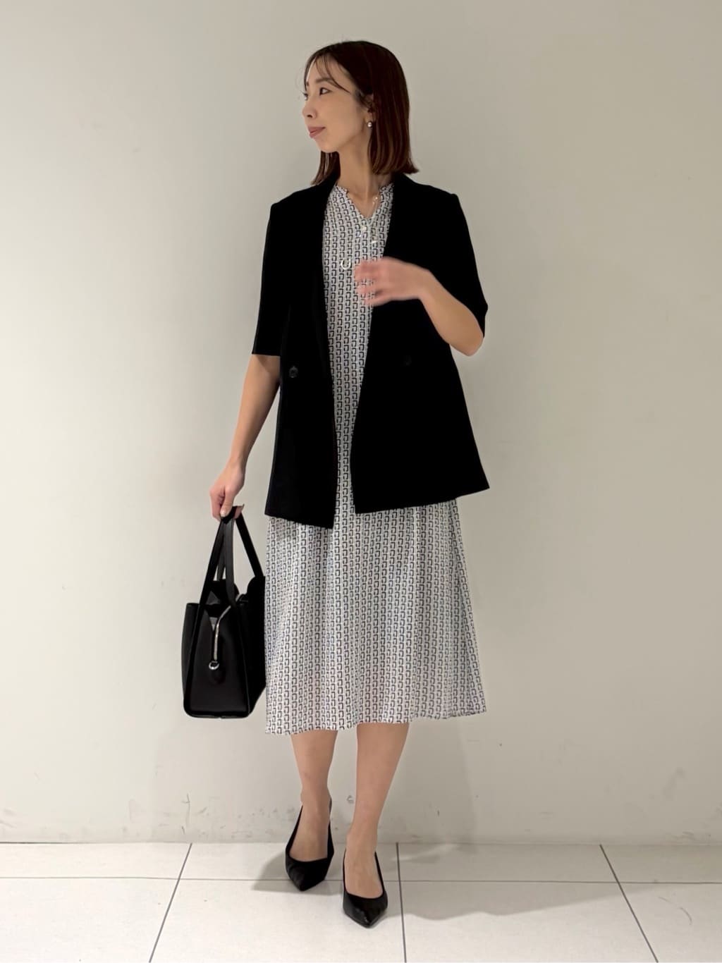 shioriさんの「INDIVI｜【洗える】無地＆チェーン柄 シャーリングサッカーワンピース」を使ったコーディネート