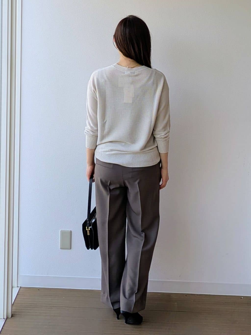 なみきさんの「UNTITLED｜【7色展開/洗える/程よい透け感】ドライタッチVネックニット」を使ったコーディネート