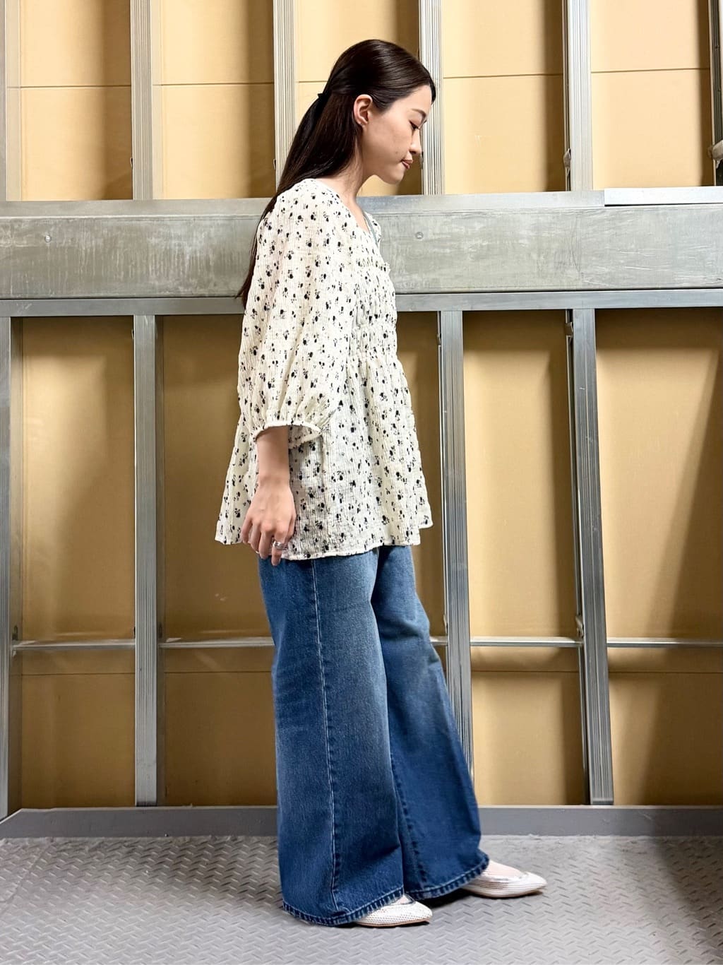 sahoさんの「THE SHOP TK｜大人のフェミニンスタイルに 花柄楊柳シャーリングブラウス」を使ったコーディネート