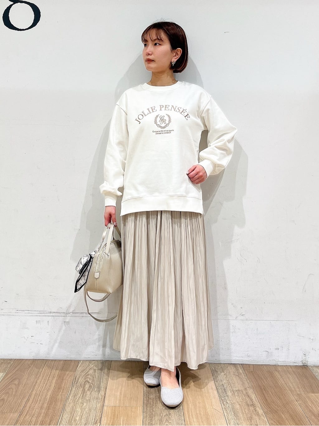 山さんさんの「grove｜刺繍ロゴ裏毛スウェットプルオーバー」を使ったコーディネート