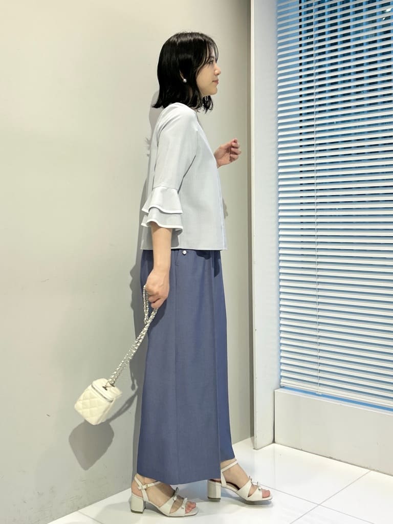 shinoさんの「Couture brooch｜【イージーケア・吸水速乾】配色ラッフルブラウス」を使ったコーディネート