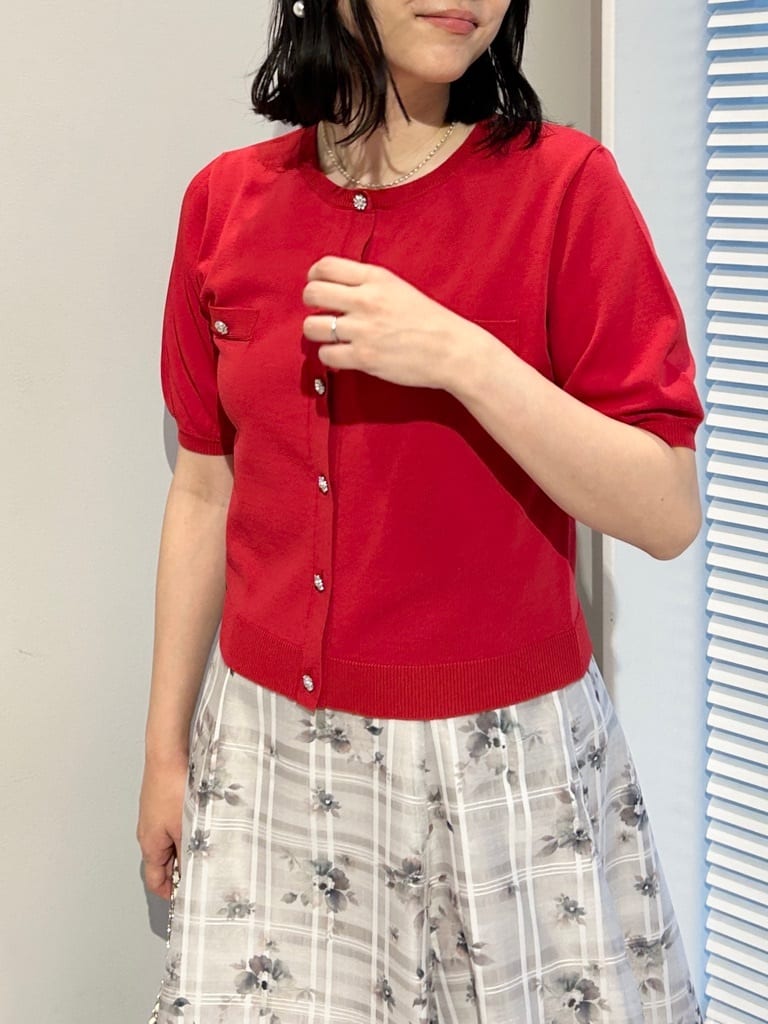 shinoさんの「Couture brooch｜【洗える・着映え】ビジューボタン 半袖カーディガン」を使ったコーディネート