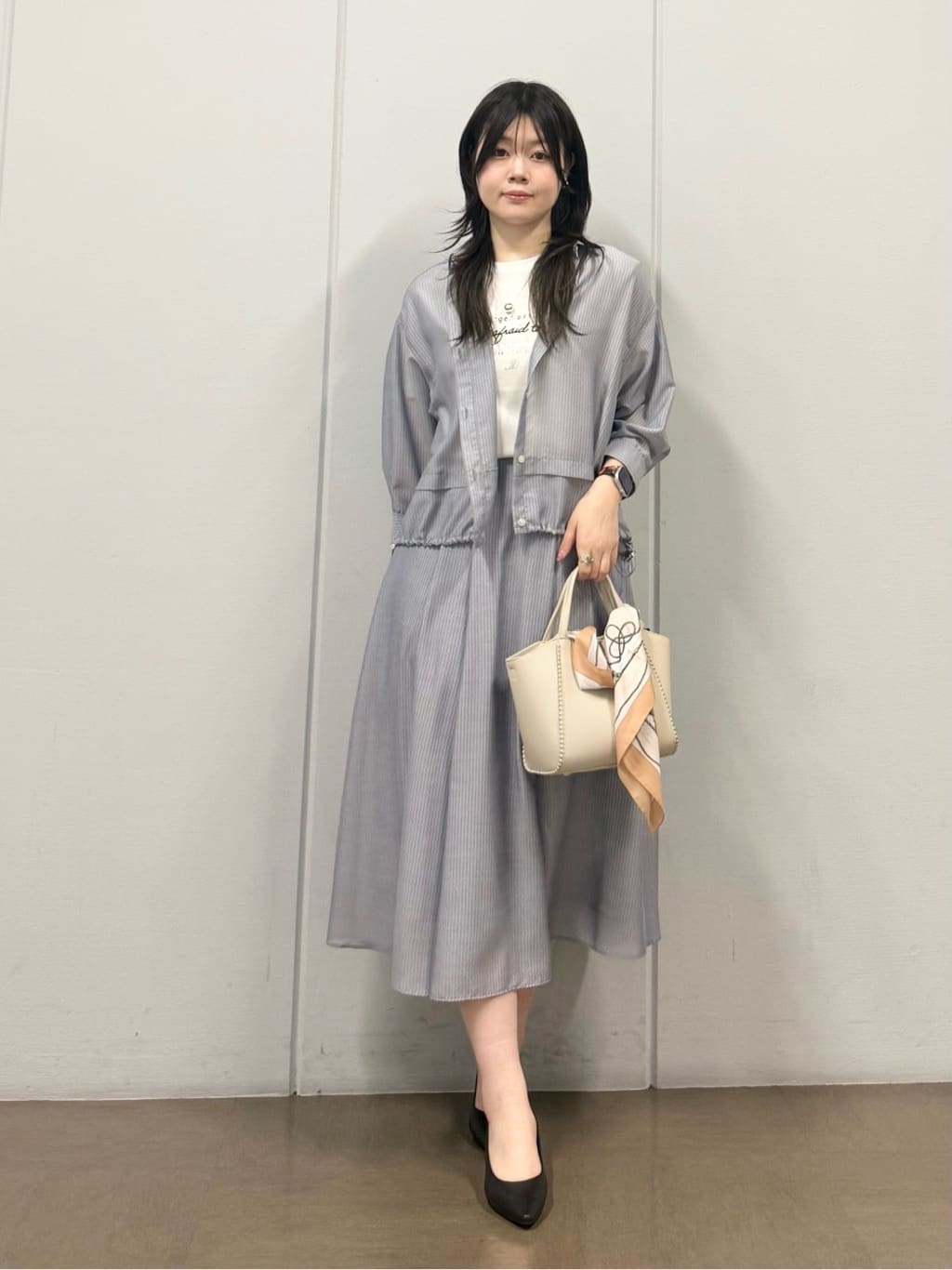 mizukiさんの「INDIVI｜【接触冷感／洗える／2WAY】ドロスト付 シアーシャンブレーシャツ」を使ったコーディネート