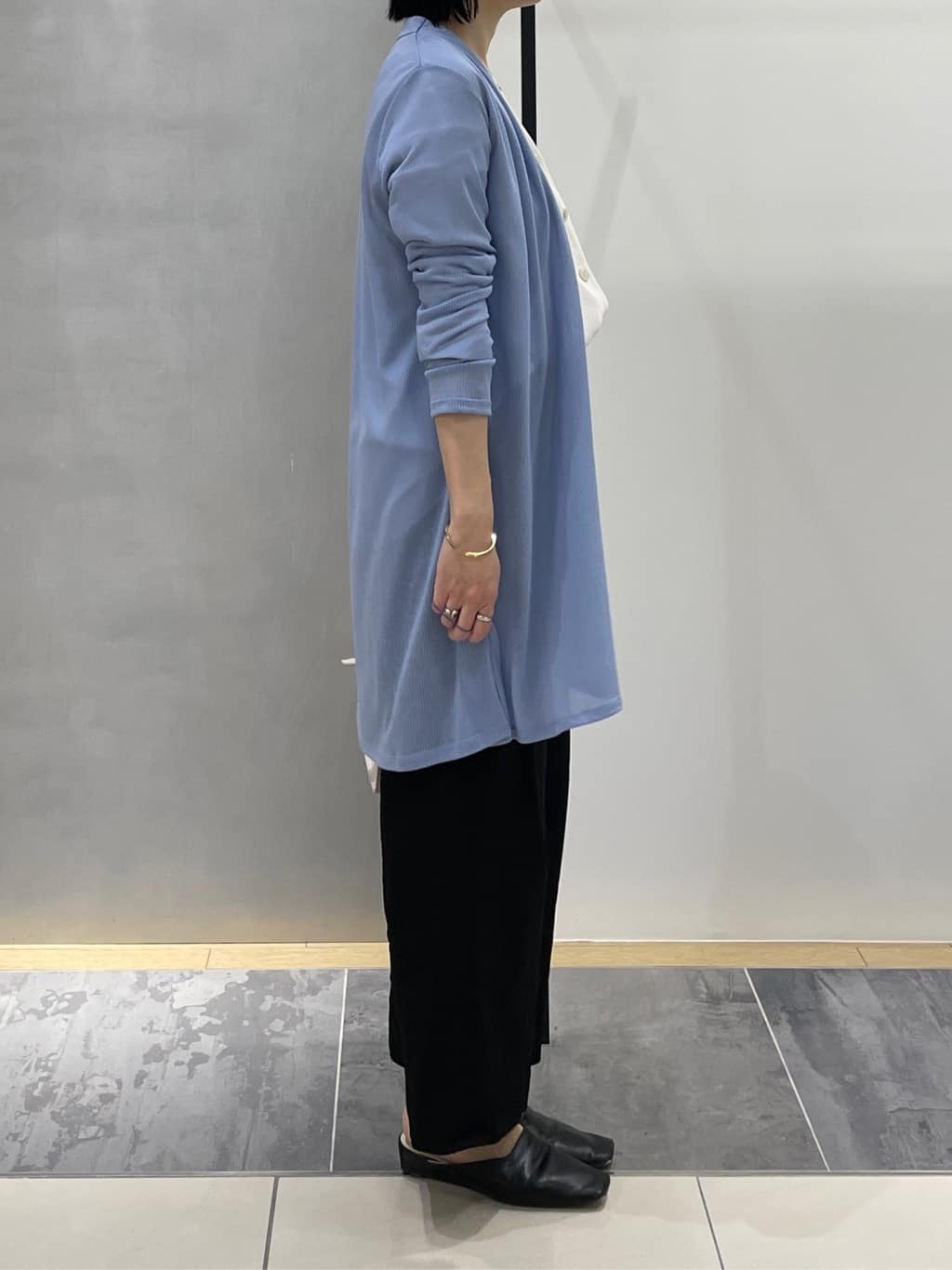 shihoさんの「INDIVI｜【洗える／アンサンブル可能】シアーストライプカーディガン」を使ったコーディネート