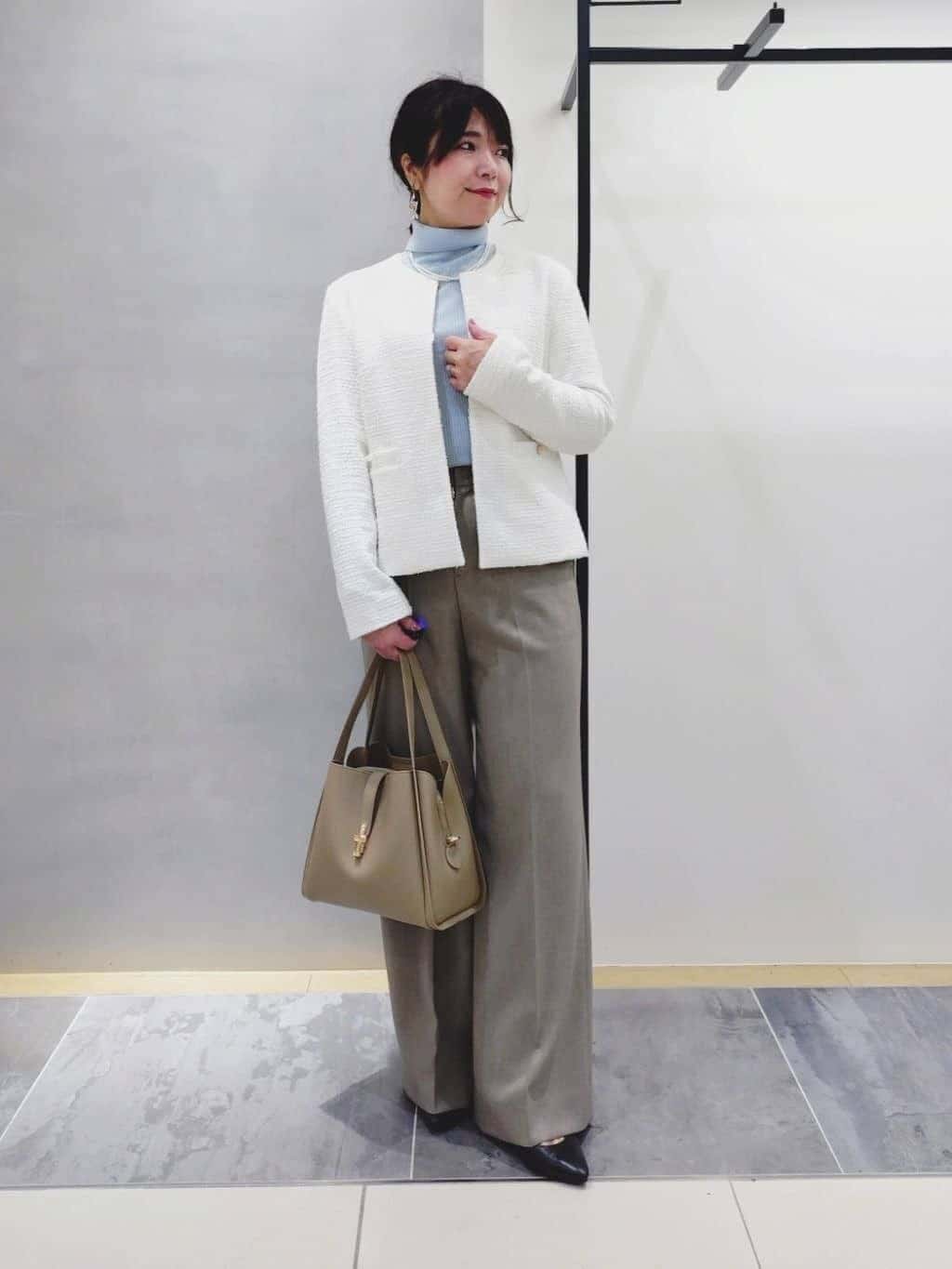 TOMOMIさんの「INDIVI｜【合皮／ミドルサイズ】春カラーフォルムバッグ」を使ったコーディネート