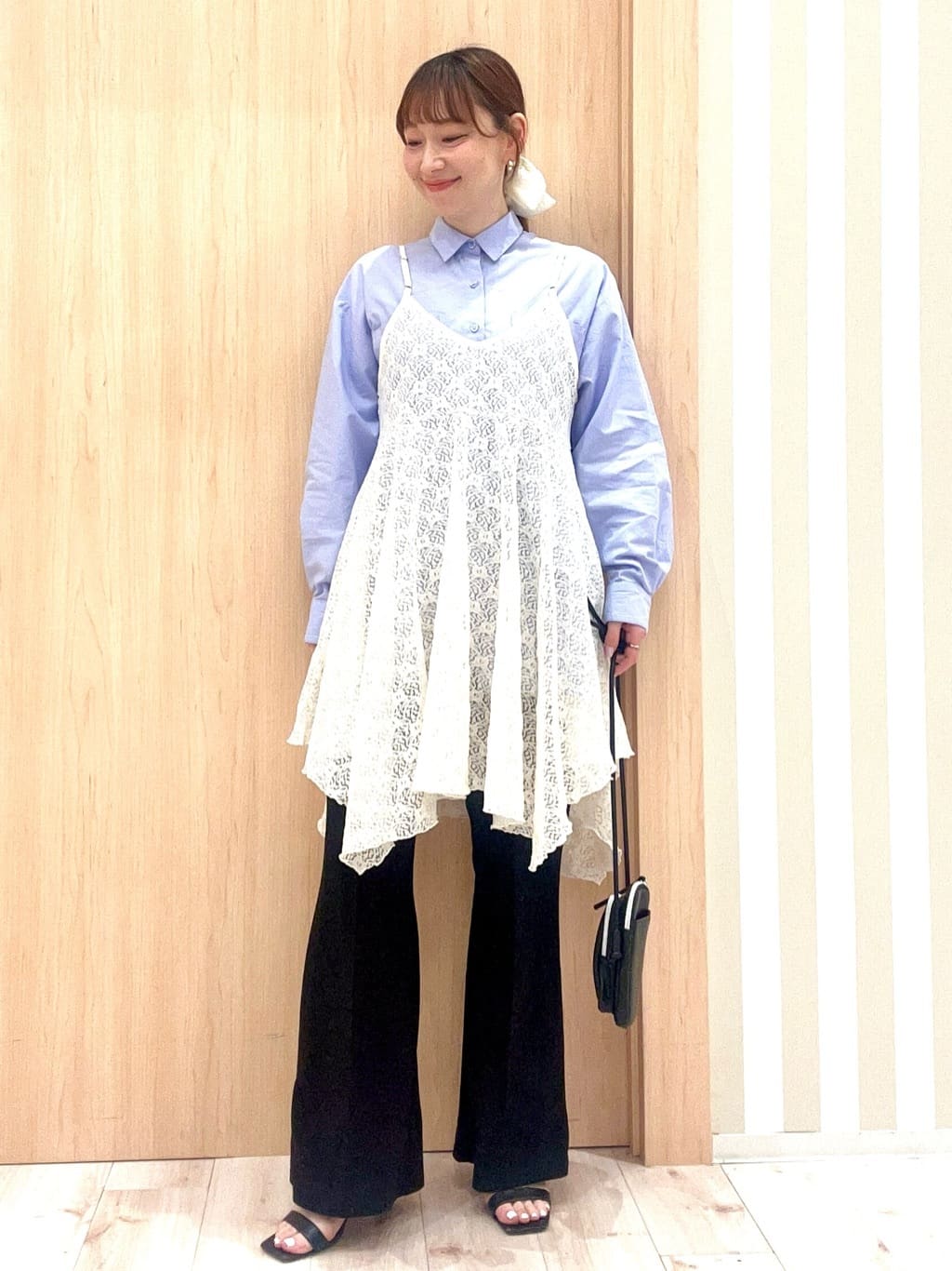 ririさんの「SHOO･LA･RUE｜【体型カバー】バックギャザーで魅せる オーバーサイズシャツ」を使ったコーディネート