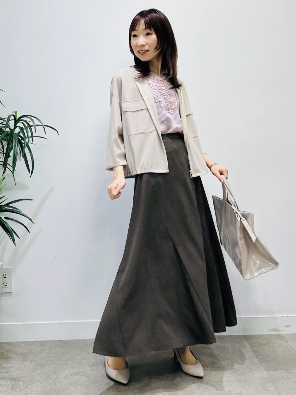 Miwaさんの「UNTITLED｜【接触冷感/通気性/洗える】Vネックフリルブラウス」を使ったコーディネート