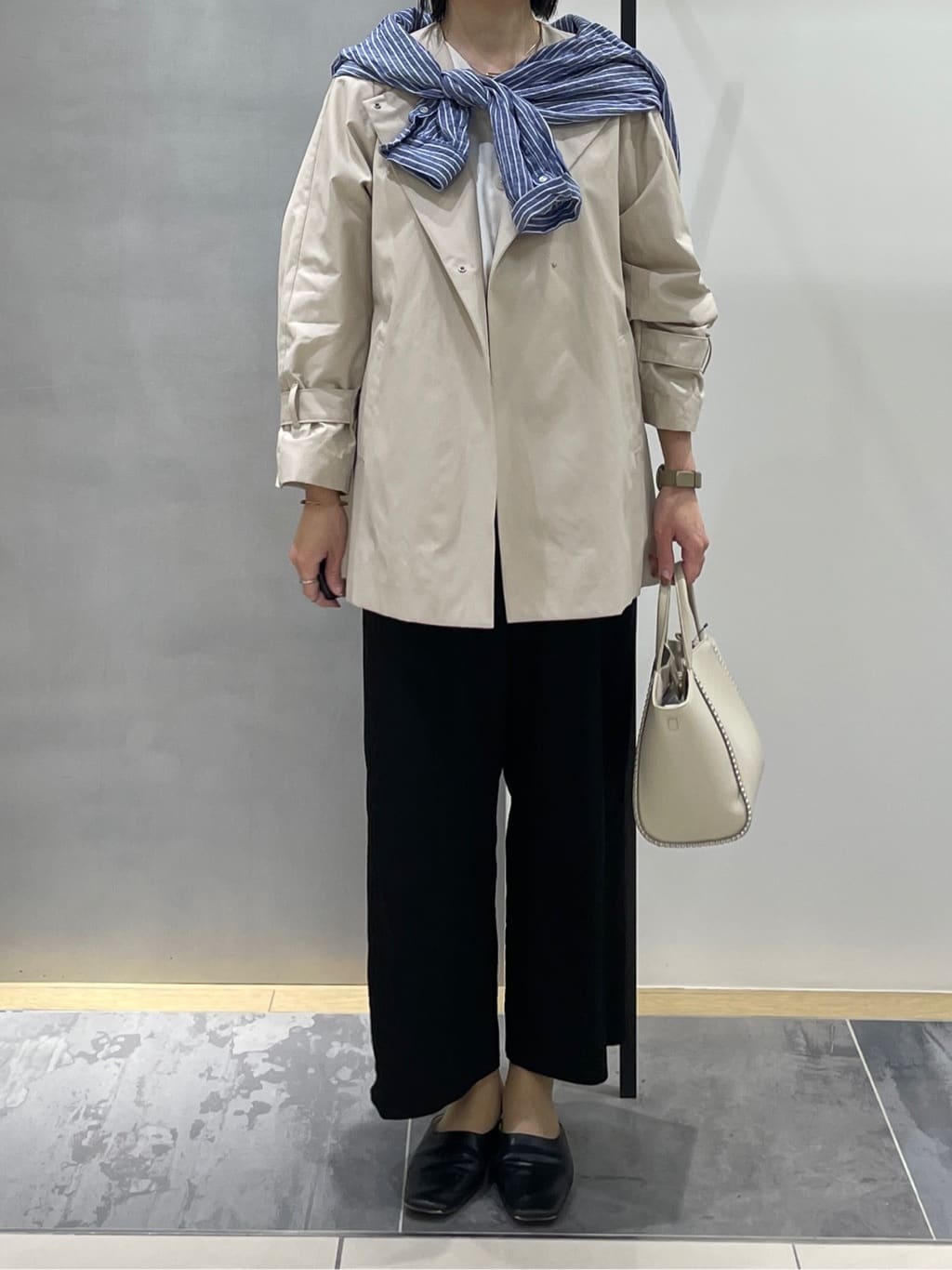 shihoさんの「INDIVI｜【撥水/軽量】ミドル丈 ミニマルトレンチコート」を使ったコーディネート
