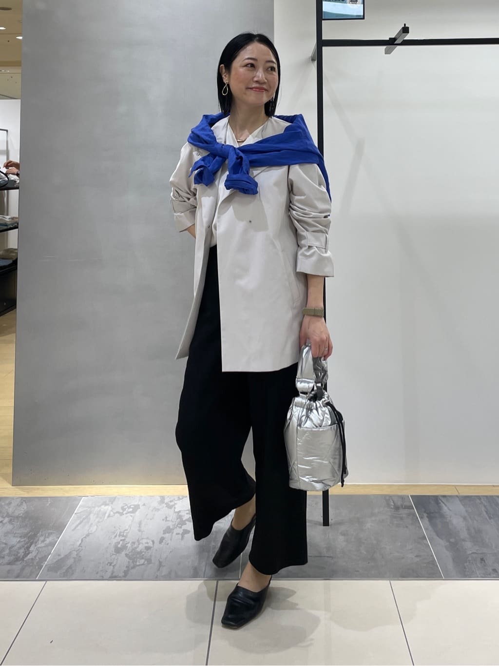 shihoさんの「INDIVI｜【撥水/軽量】ミドル丈 ミニマルトレンチコート」を使ったコーディネート