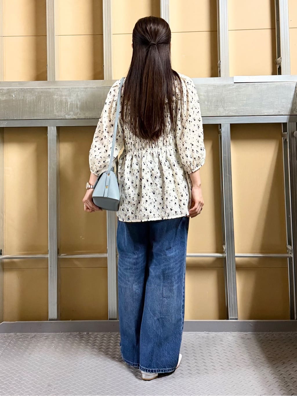 sahoさんの「THE SHOP TK｜大人のフェミニンスタイルに 花柄楊柳シャーリングブラウス」を使ったコーディネート