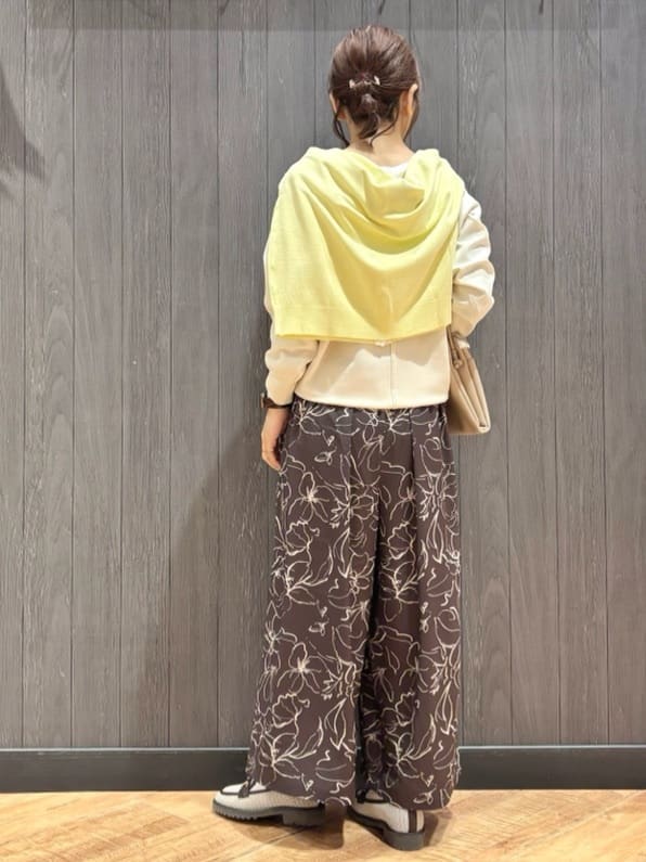 meiさんの「SHOO･LA･RUE｜【洗濯機可/S-LL/アンサンブル可】パールボタンが上品　華やぎ配色カーディガン」を使ったコーディネート