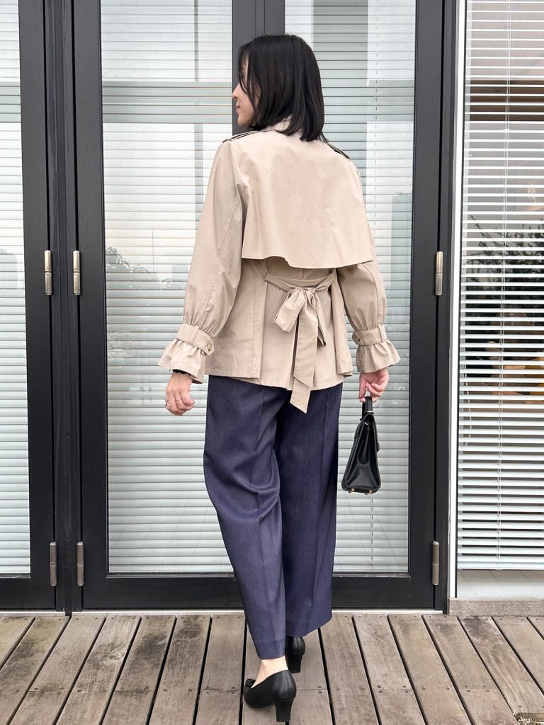 shinoさんの「Couture brooch｜【撥水・洗える】ハーフ トレンチコート」を使ったコーディネート