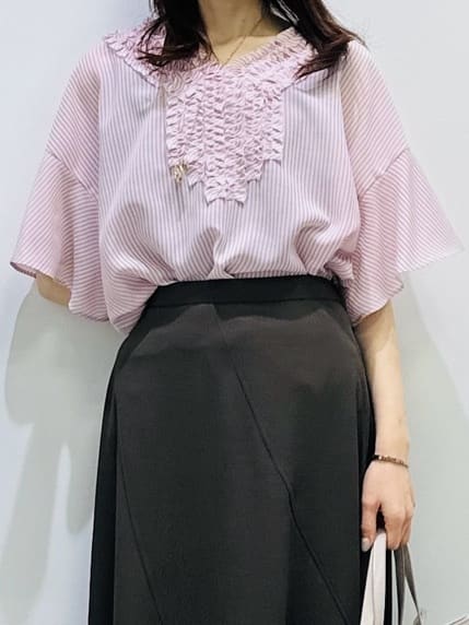 Miwaさんの「UNTITLED｜【接触冷感/通気性/洗える】Vネックフリルブラウス」を使ったコーディネート