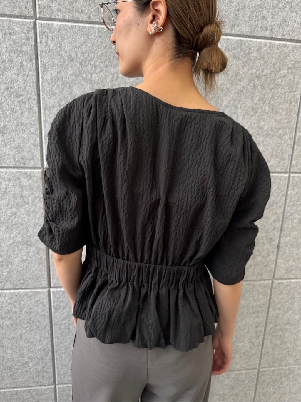 uchi__yamaさんの「CODE A｜front ribbon peplum blouse」を使ったコーディネート