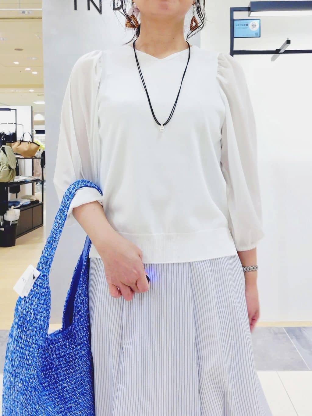 TOMOMIさんの「INDIVI｜【接触冷感／洗える／SETUP可能】シアーシャンブレータックフレアスカート」を使ったコーディネート