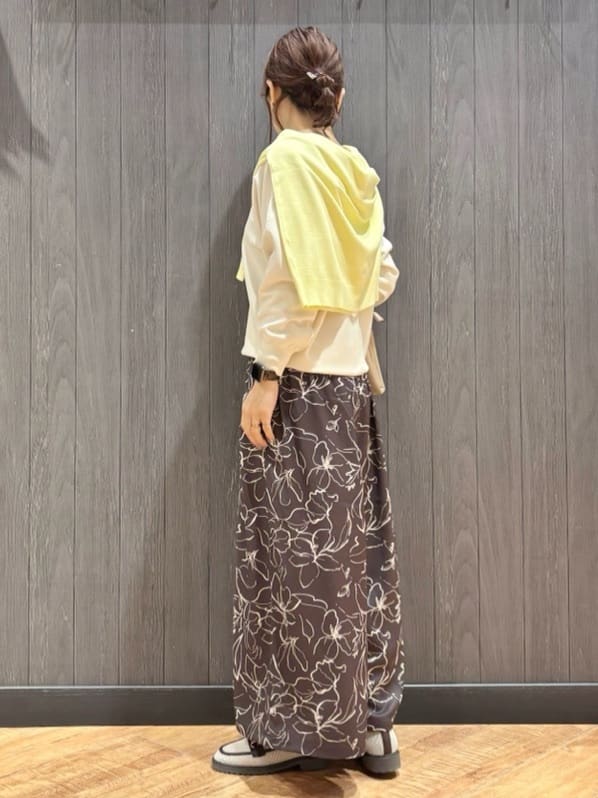 meiさんの「SHOO･LA･RUE｜【洗濯機可/S-LL/アンサンブル可】パールボタンが上品　華やぎ配色カーディガン」を使ったコーディネート
