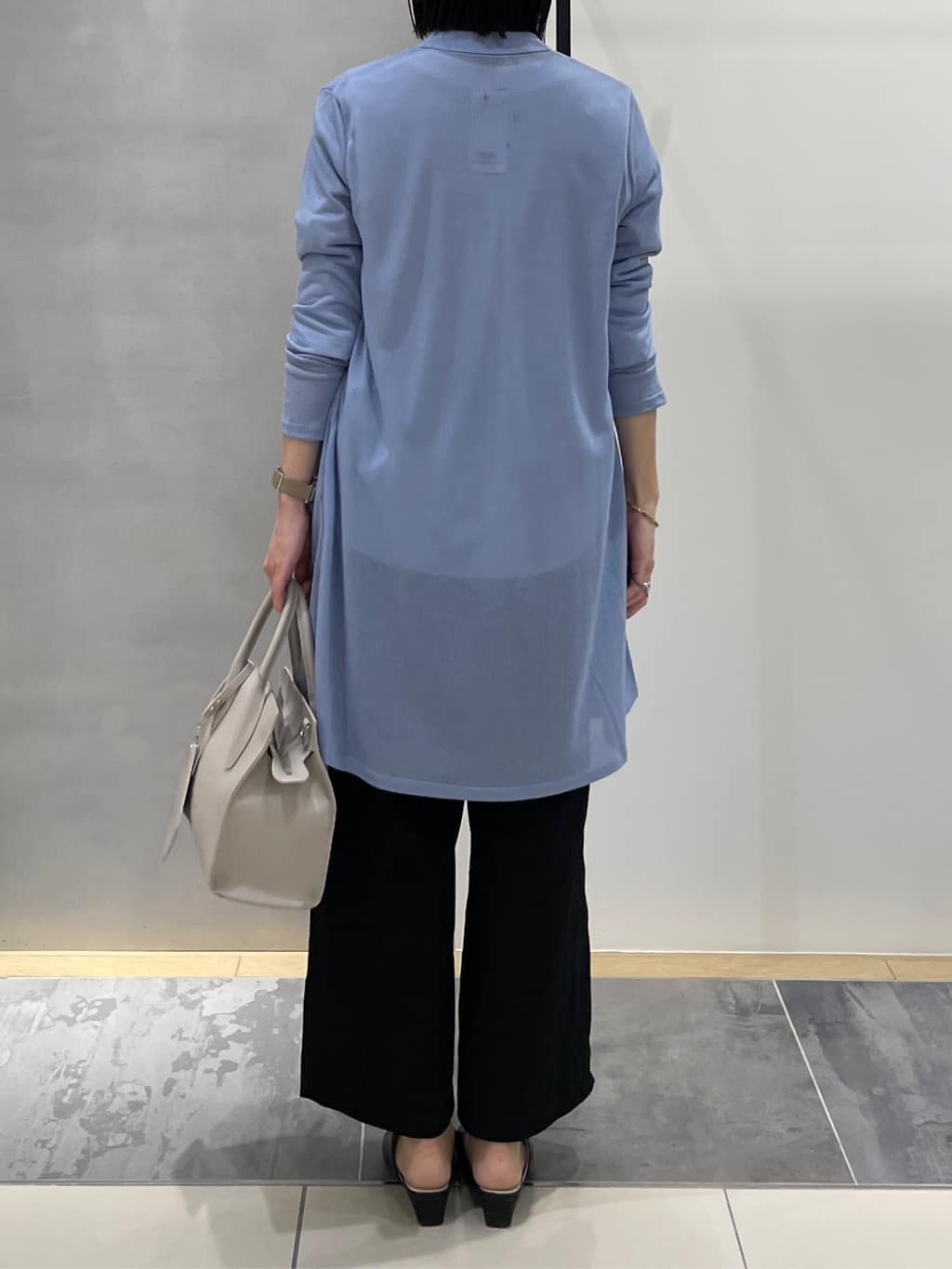 shihoさんの「INDIVI｜【洗える／アンサンブル可能】シアーストライプカーディガン」を使ったコーディネート