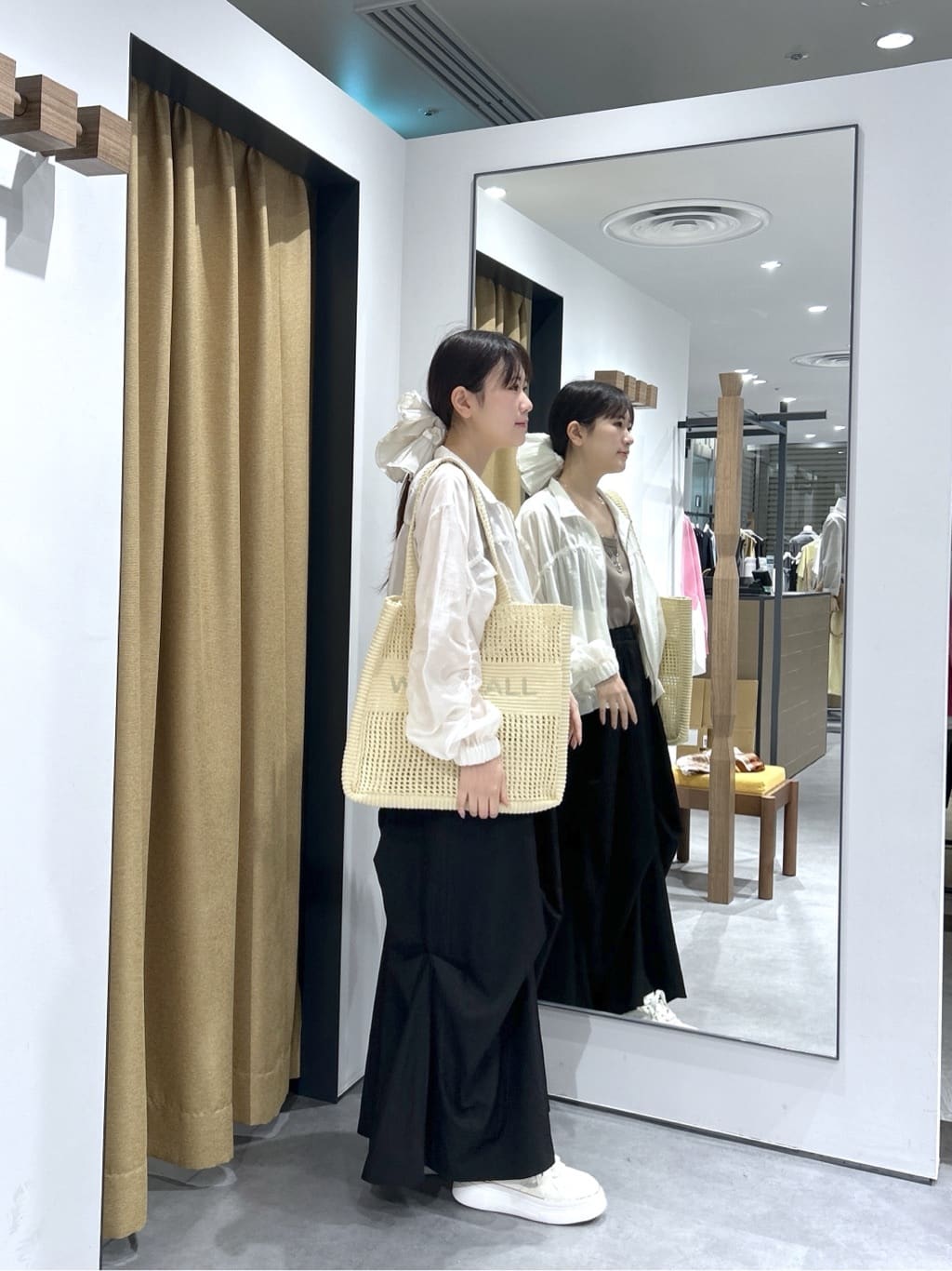 Renoさんの「INDIVI｜ランダムタックスカート」を使ったコーディネート