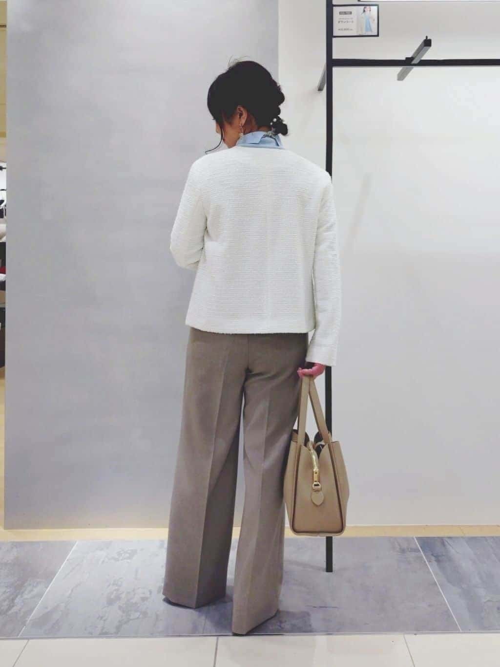TOMOMIさんの「INDIVI｜【合皮／ミドルサイズ】春カラーフォルムバッグ」を使ったコーディネート