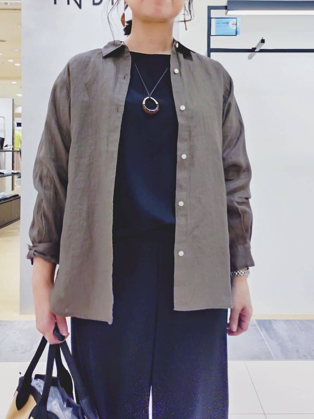 TOMOMIさんの「INDIVI｜【2WAY】ペーパーミドルバッグ」を使ったコーディネート
