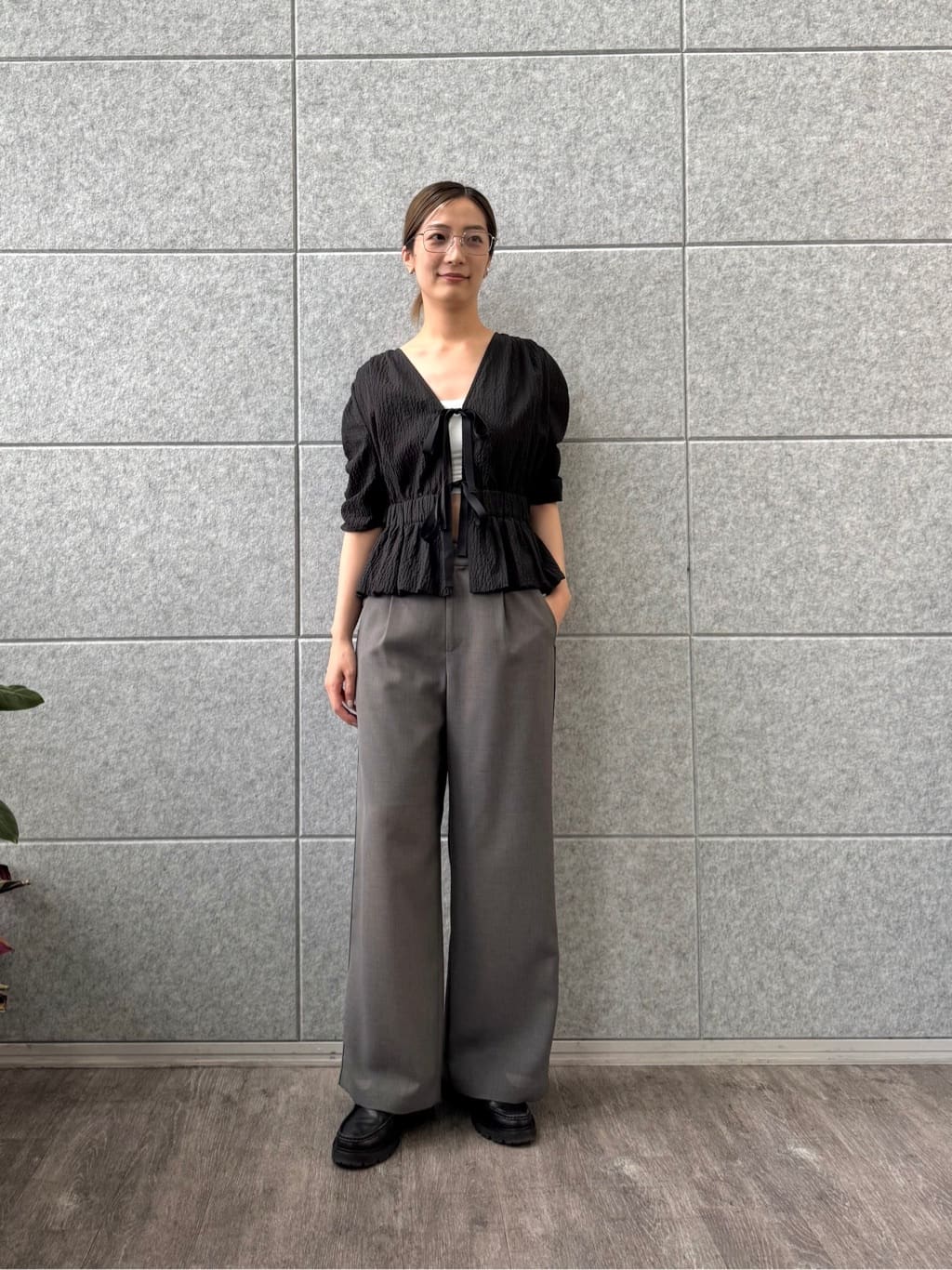 uchi__yamaさんの「CODE A｜front ribbon peplum blouse」を使ったコーディネート