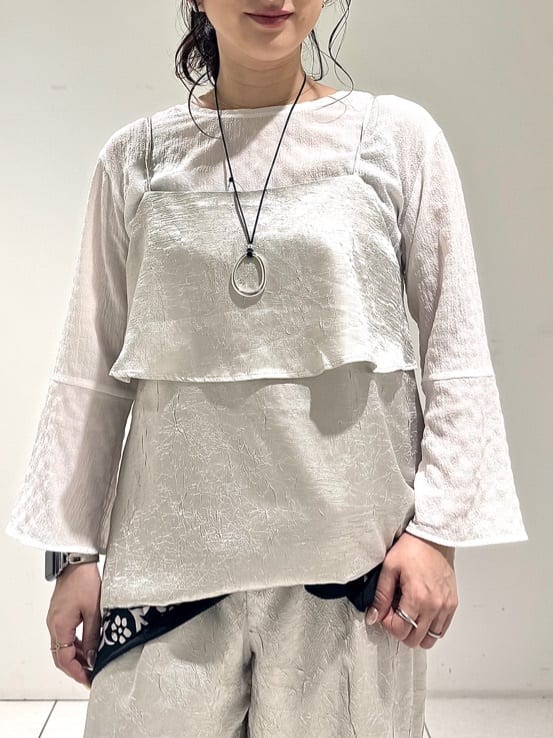 そんさんの「INDIVI｜【90cm四方】ボタニカル柄大判スカーフ」を使ったコーディネート