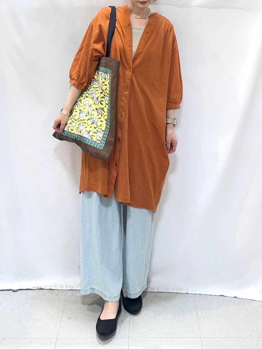 𝐇𝐢𝐫𝐨𝐦𝐢さんの「SHOO･LA･RUE｜【洗濯機可/S-LL】1枚でも羽織でも キーネックシャツワンピース」を使ったコーディネート