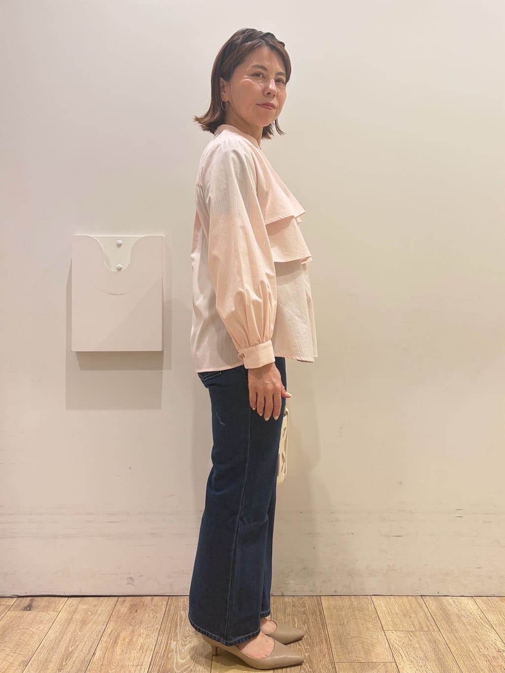 YUKOさんの「index｜フリルキーネックシャツ【洗濯機OK／イージーアイロン／防シワ】《XS～LL／7col》」を使ったコーディネート