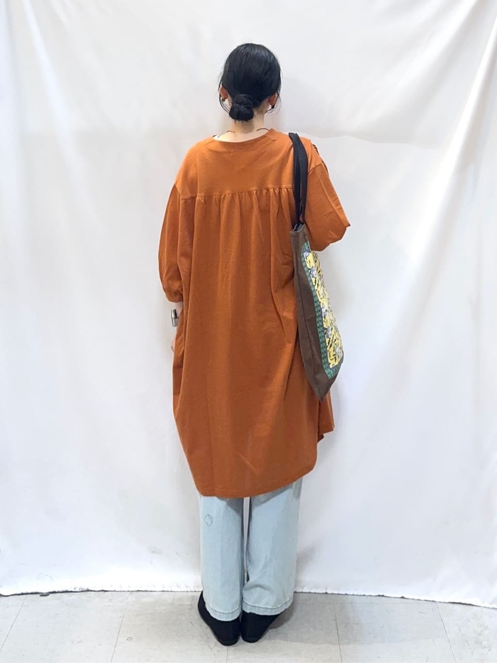 𝐇𝐢𝐫𝐨𝐦𝐢さんの「SHOO･LA･RUE｜【洗濯機可/S-LL】1枚でも羽織でも キーネックシャツワンピース」を使ったコーディネート
