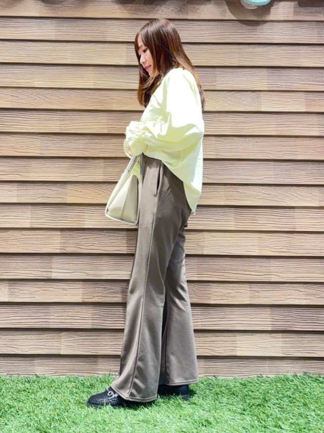 himiさんの「SHOO･LA･RUE｜【洗濯後しわになりにくい/S-LL/UV】1枚で華やか　フリル使いがポイント　柔らかブラウス」を使ったコーディネート