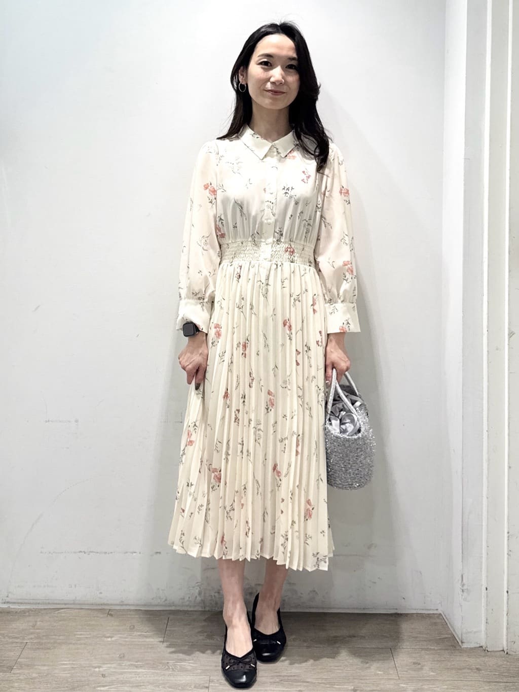 yuicciさんの「OPAQUE.CLIP｜衿付き花柄プリーツフレアワンピース【洗濯機OK／イージーアイロン】」を使ったコーディネート