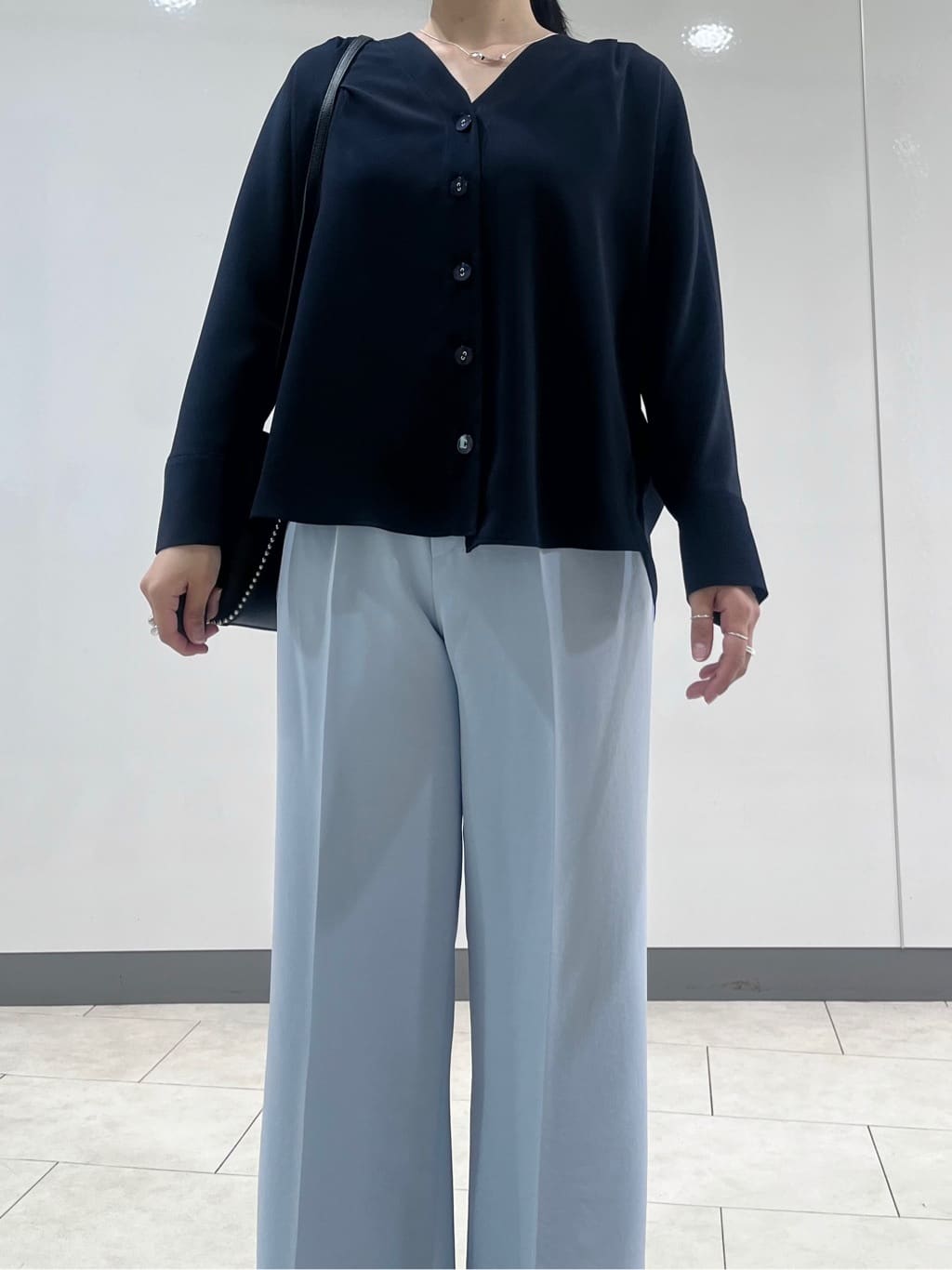 hasuさんの「INDIVI｜【洗える／UVケア／マットサテン】Vネックドルマンスリーブブラウス」を使ったコーディネート