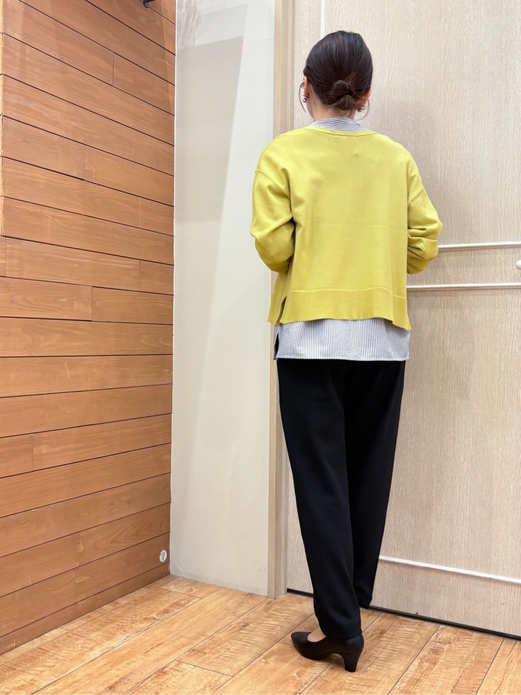 なみさんの「SHOO･LA･RUE｜【洗濯機可/UV】さらっとしたタッチが心地よい ショート丈 Vネックカーディガン」を使ったコーディネート