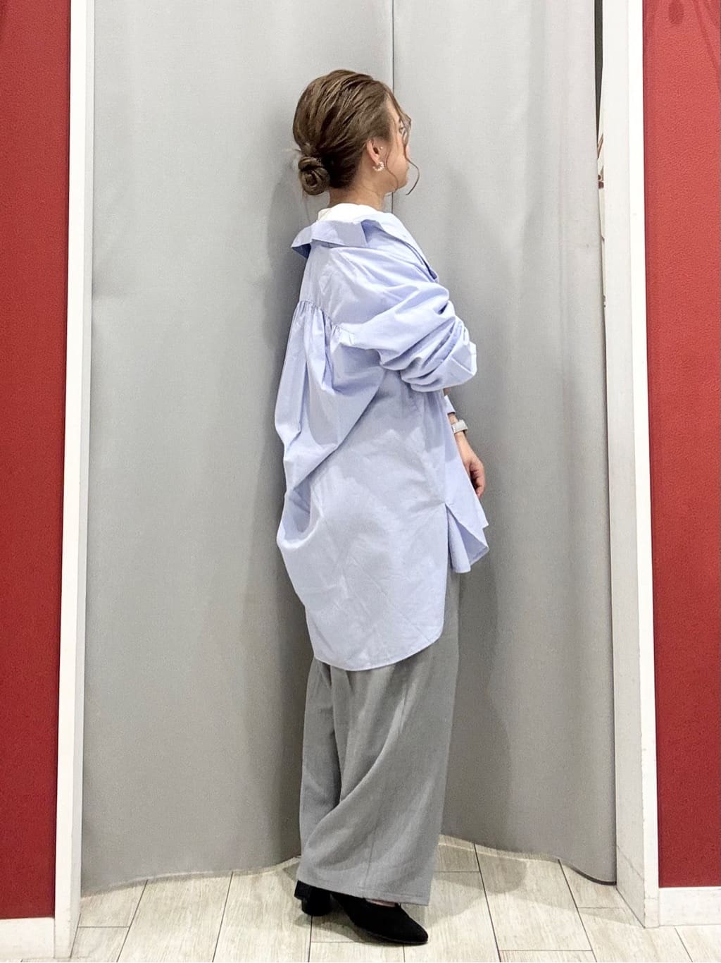 shioさんの「SHOO･LA･RUE｜【体型カバー】バックギャザーで魅せる オーバーサイズシャツ」を使ったコーディネート