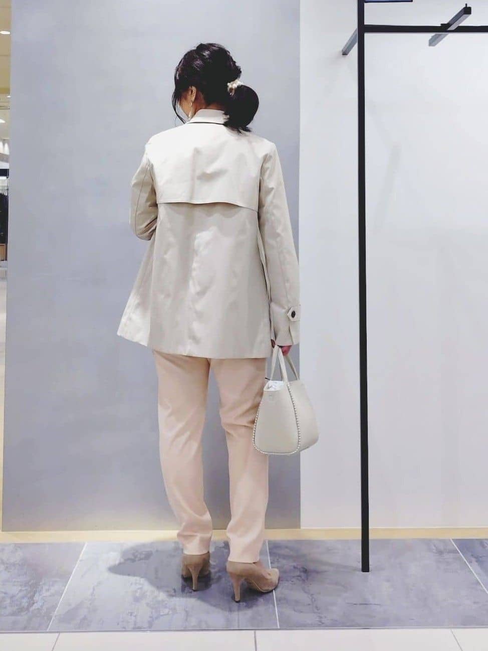 TOMOMIさんの「INDIVI｜【褒められパンツ／高ストレッチ】タックテーパードパンツ」を使ったコーディネート