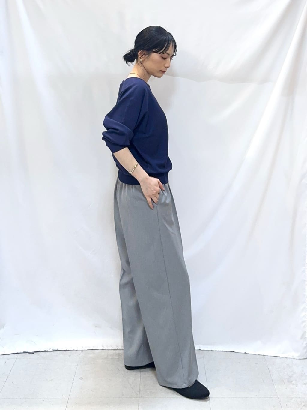 𝐇𝐢𝐫𝐨𝐦𝐢さんの「SHOO･LA･RUE｜【洗濯機可/S-LL】さらりと軽やか インせず着られる すっきり見えドルマンニット」を使ったコーディネート