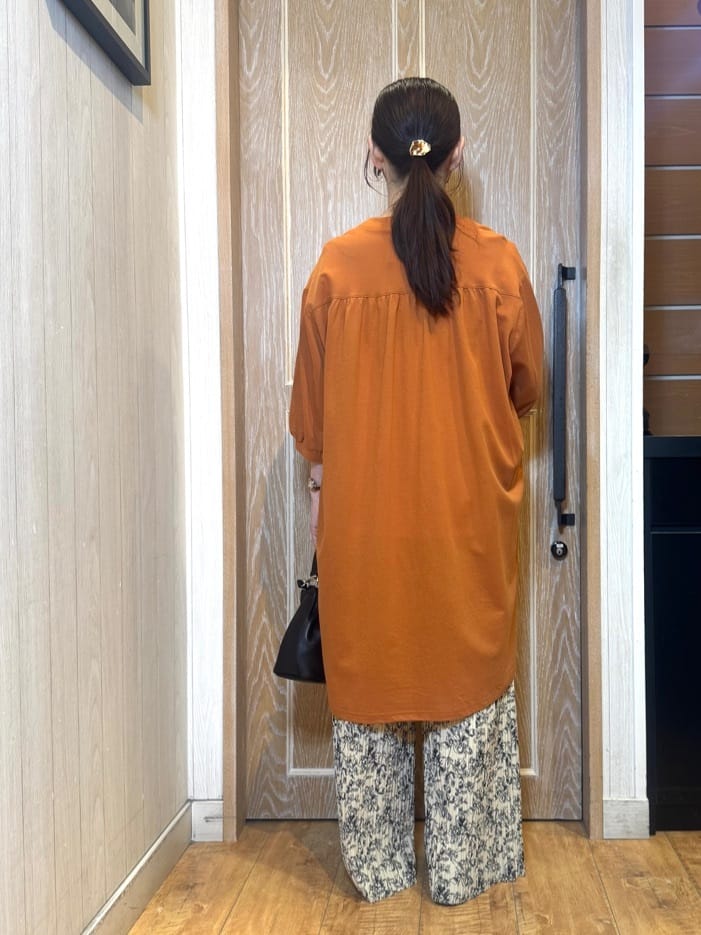 KAORIさんの「SHOO･LA･RUE｜【洗濯機可/S-LL】1枚でも羽織でも キーネックシャツワンピース」を使ったコーディネート